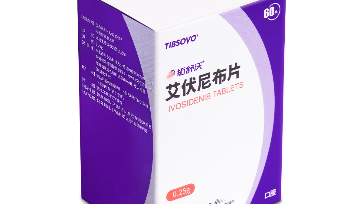 医生正在查看艾伏尼布联合化疗患者的血常规报告